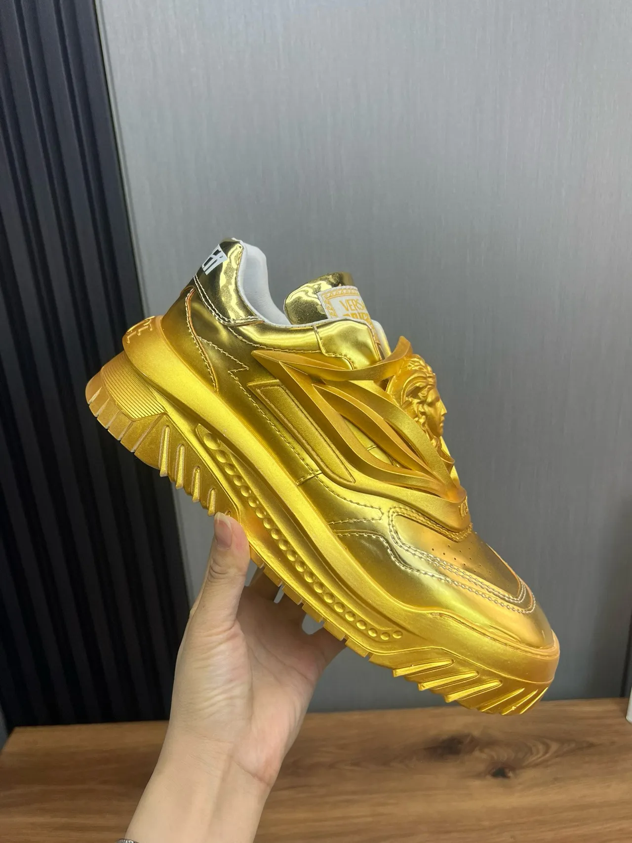 Versace Chain Reaction 金属金厚底运动鞋 4