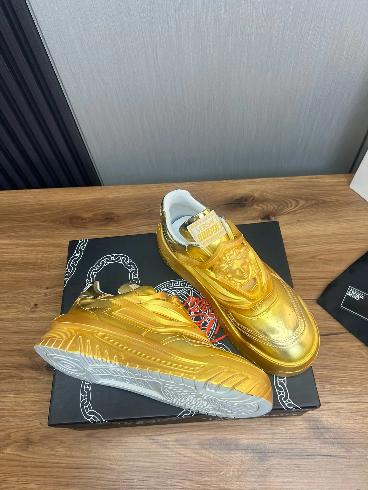 Versace Chain Reaction 金属金厚底运动鞋 5