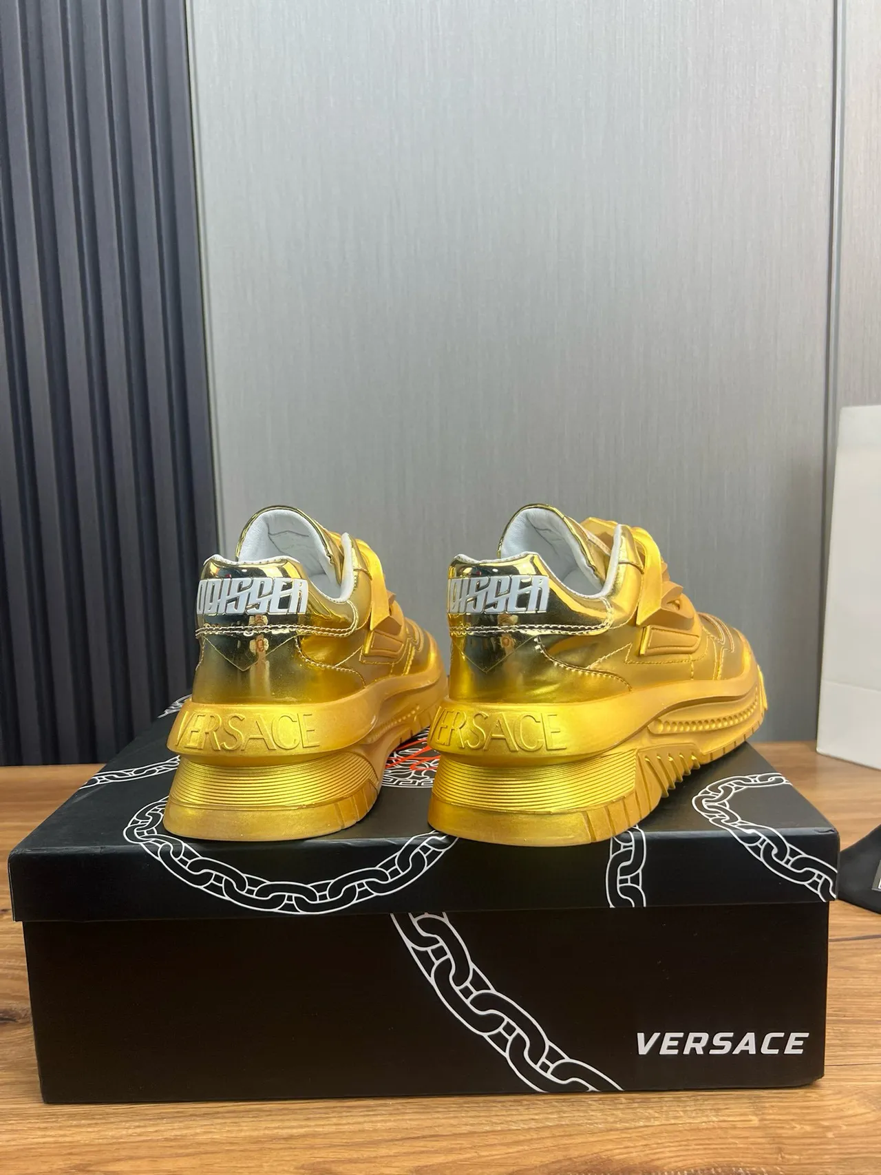 Versace Chain Reaction 金属金厚底运动鞋 6