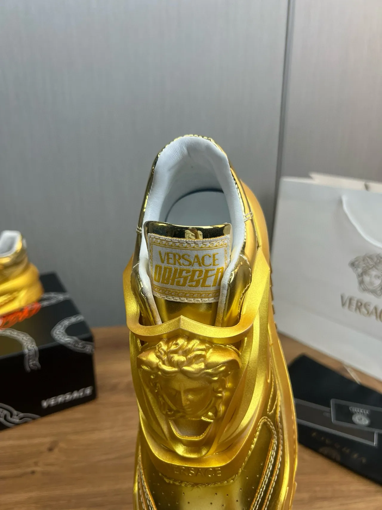 Versace Chain Reaction 金属金厚底运动鞋 8