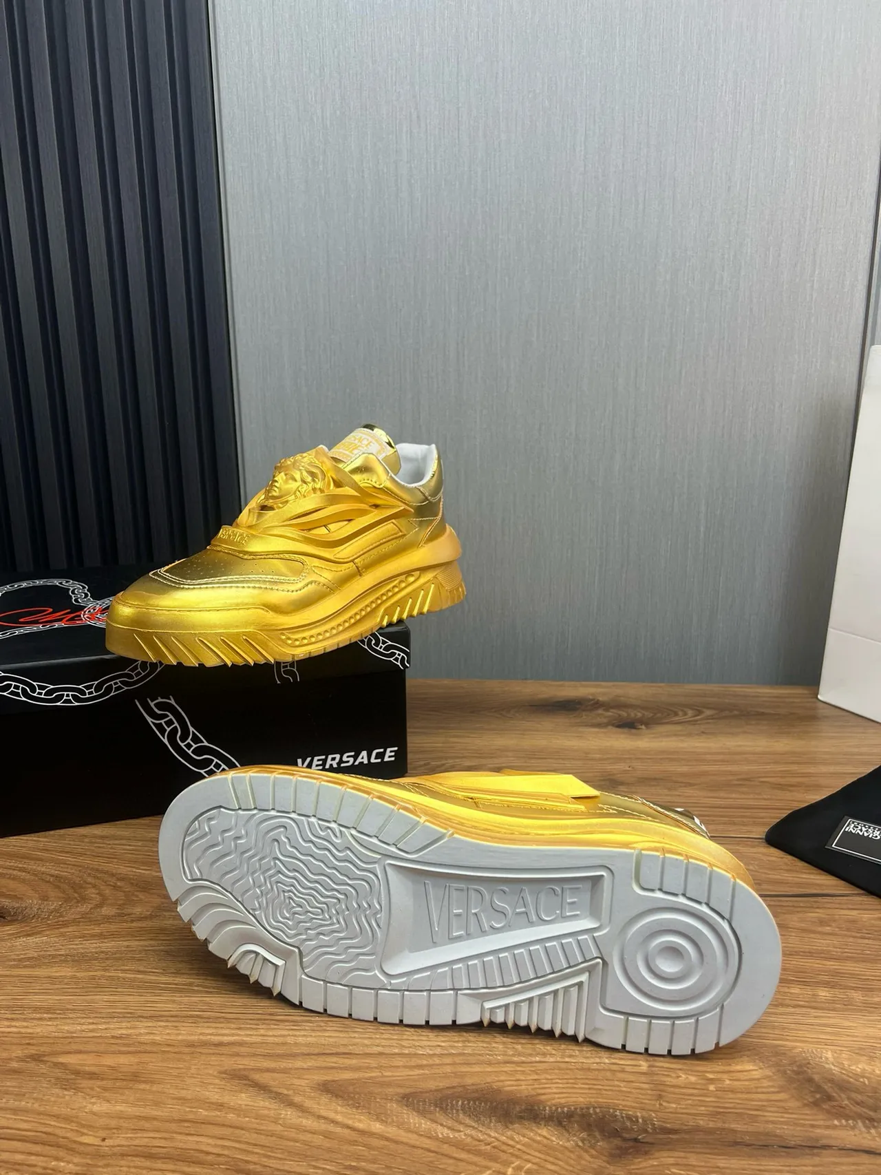 Versace Chain Reaction 金属金厚底运动鞋 9