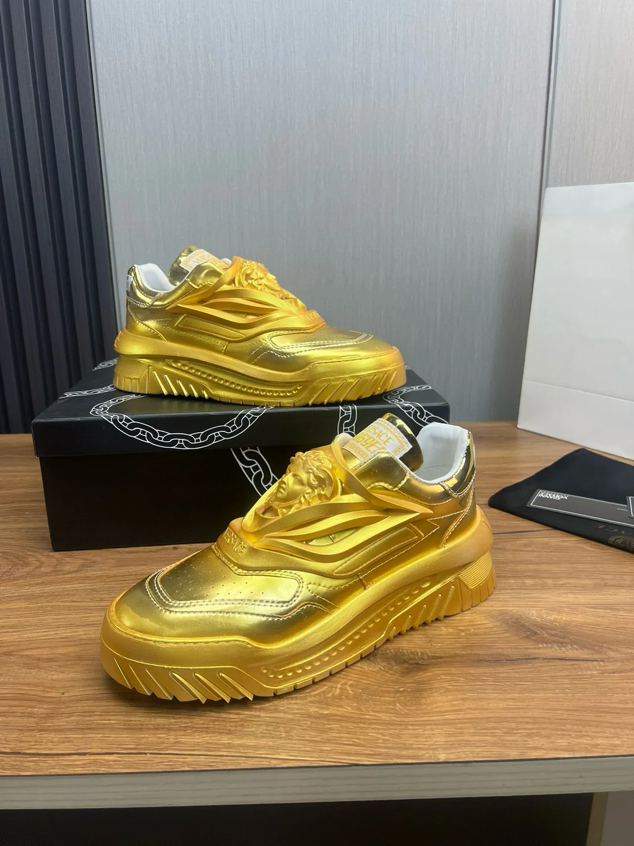 Versace Chain Reaction 金属金厚底运动鞋 10