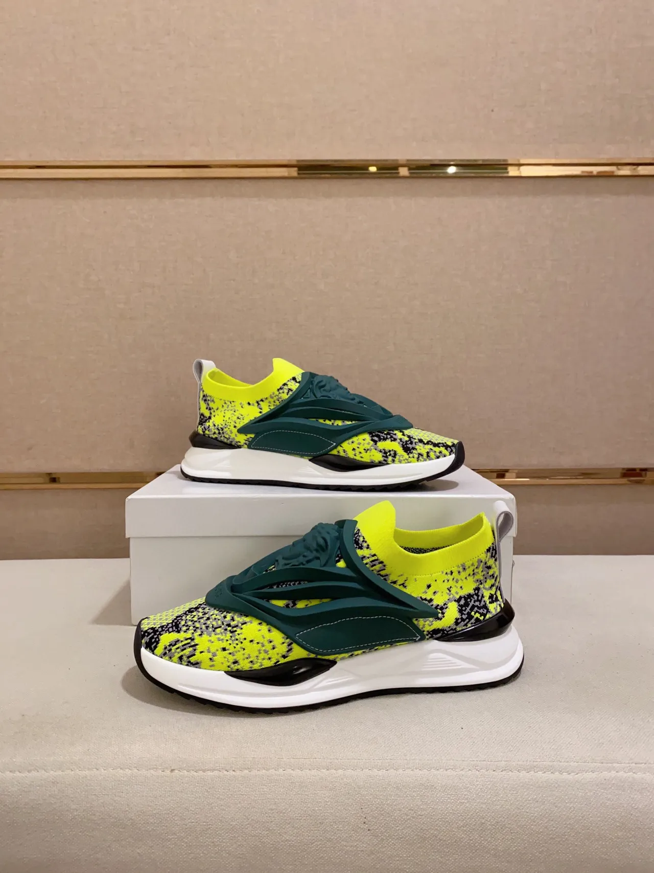 Versace Chain Reaction Tênis Lifestyle Amarelo Néon Tricô com Manchas 4
