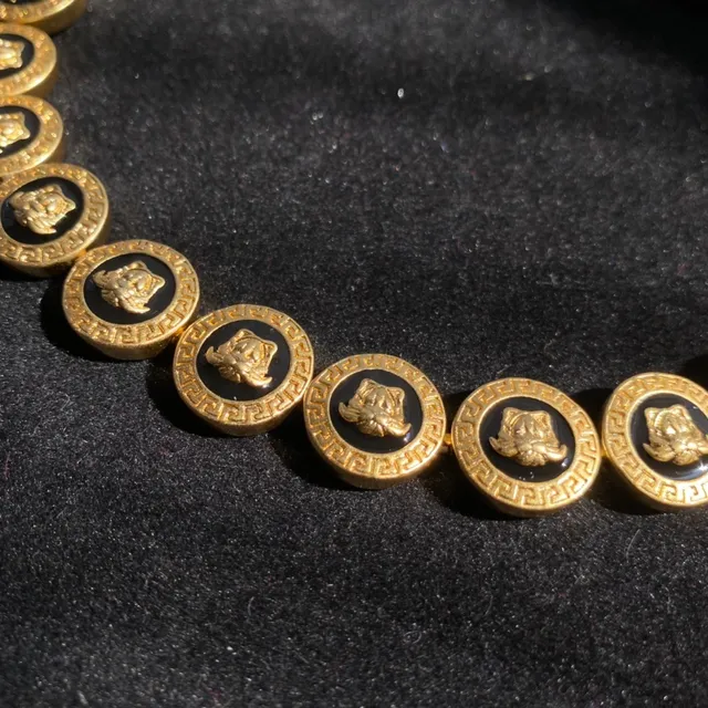 Versace Medusa & V Hoop चाँदी सोना ट्विस्ट रोप बैंड लटकते पेंडेंट ईयररिंग्स 4
