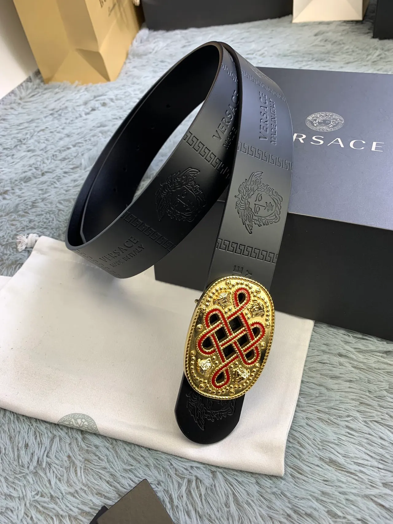 Versace Odissea sangle cuir noir doré mat avec têtes de Médusa embossées 5