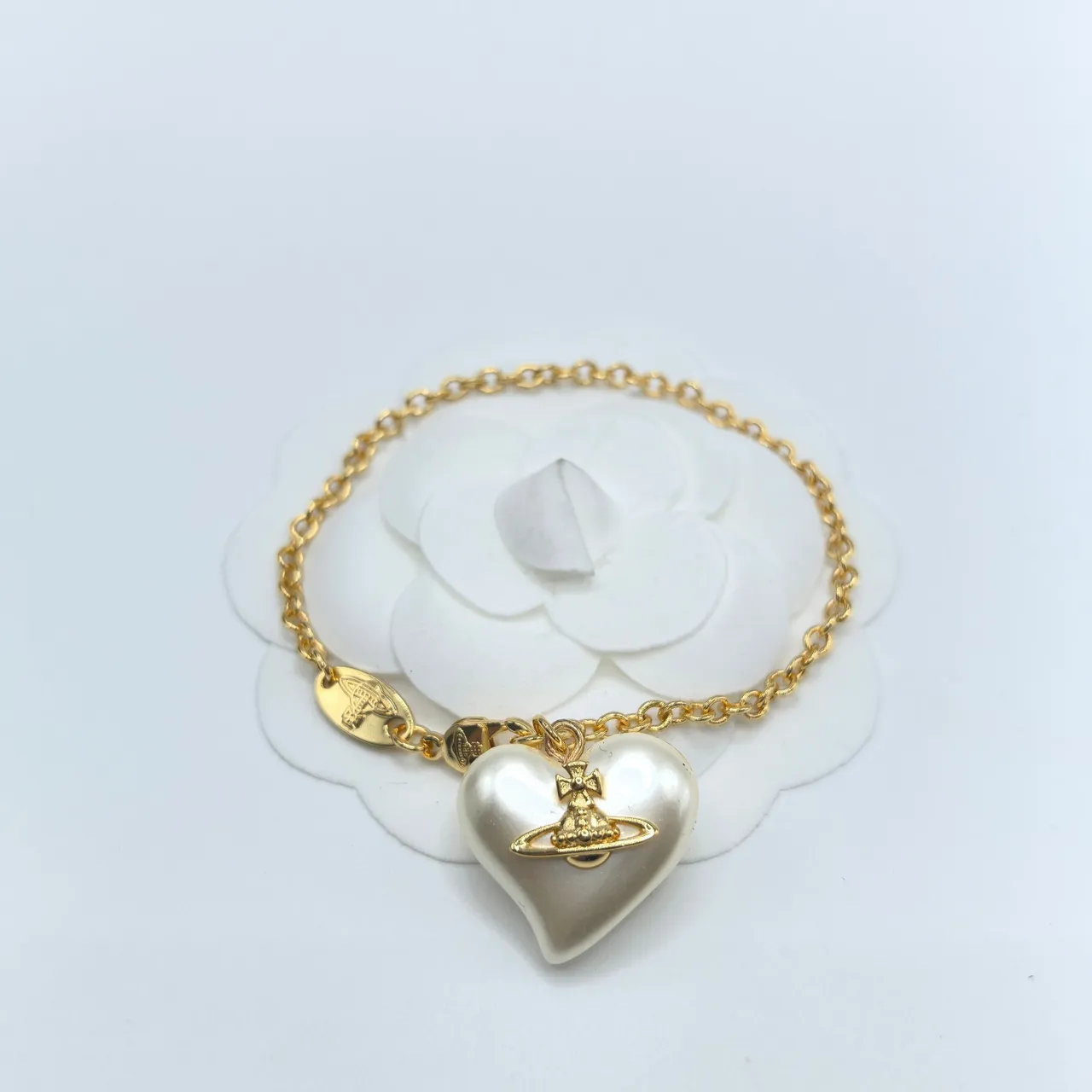 Vivienne Westwood Pingente de pérola em forma de orbe e coração com corrente de ouro 2