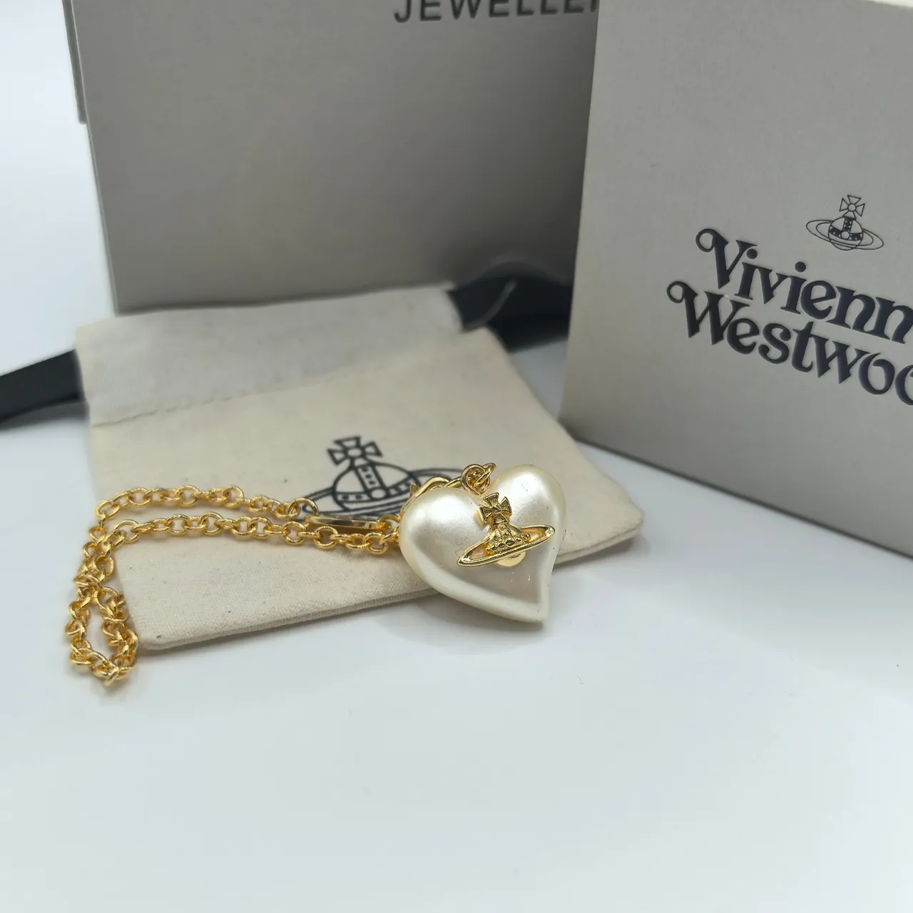 Vivienne Westwood Pingente de pérola em forma de orbe e coração com corrente de ouro 3