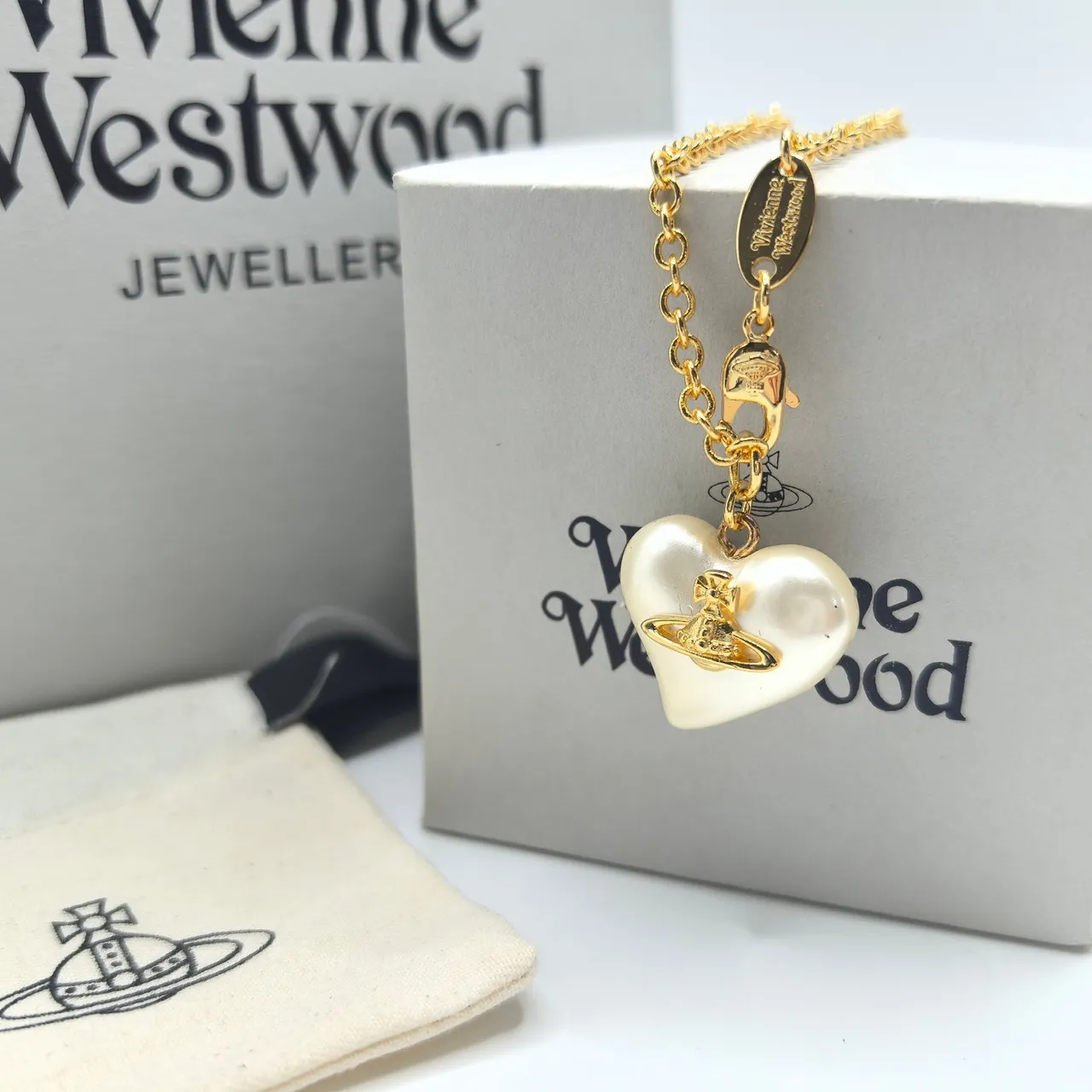 Vivienne Westwood Pingente de pérola em forma de orbe e coração com corrente de ouro 4