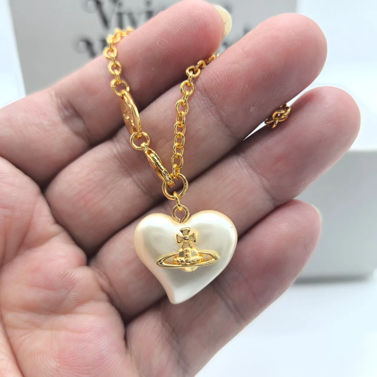 Vivienne Westwood Pingente de pérola em forma de orbe e coração com corrente de ouro 5