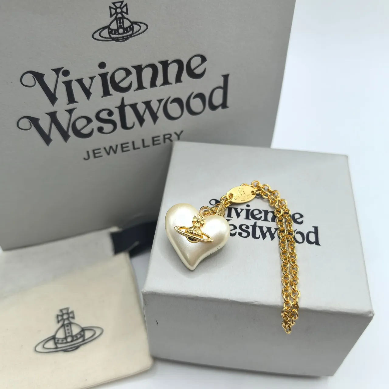 Vivienne Westwood Pingente de pérola em forma de orbe e coração com corrente de ouro 6