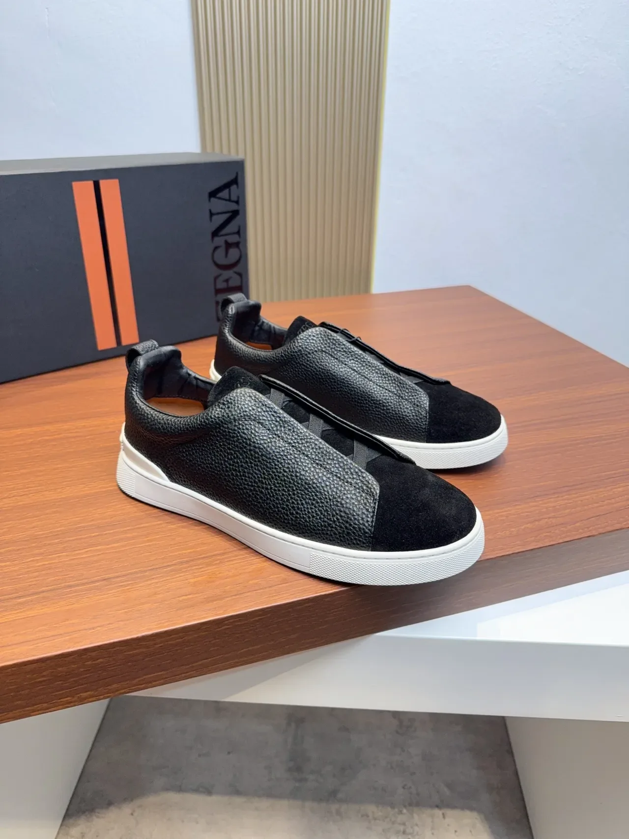 Zegna काला सुएड और पेबल्ड लेदर लेसलेस स्लिप-ऑन लाइफस्टाइल स्नीकर 4