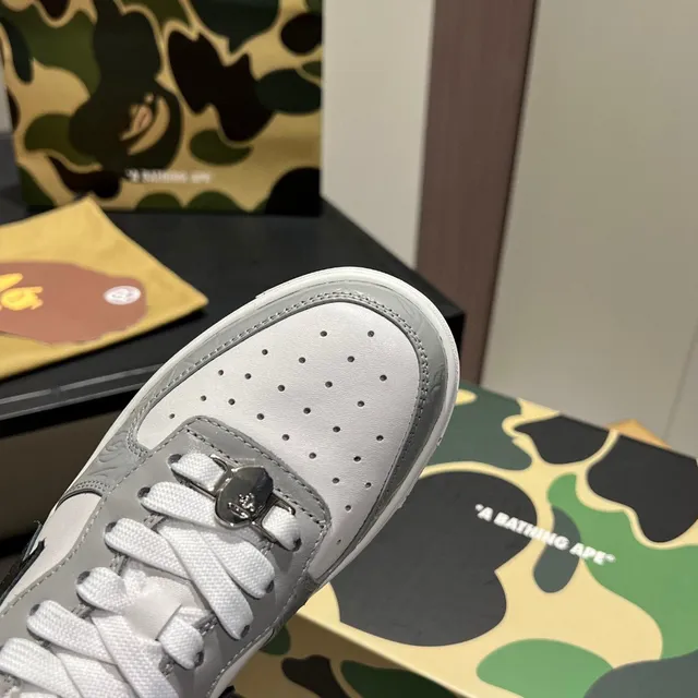 A Bathing Ape zapatillas lifestyle de bajo con punta perforada en blanco y gris 2