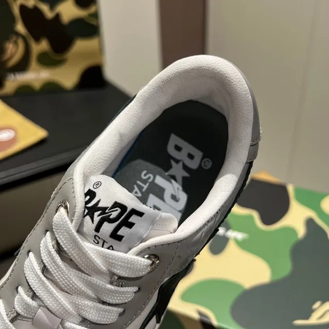 A Bathing Ape zapatillas lifestyle de bajo con punta perforada en blanco y gris 4