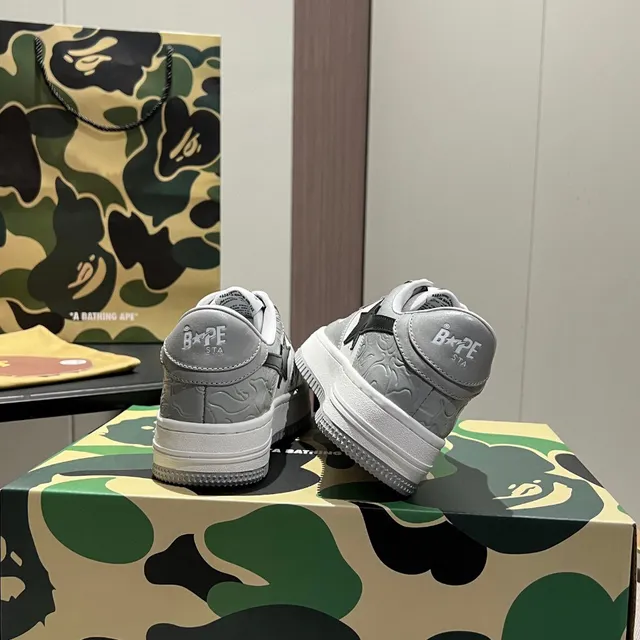 A Bathing Ape zapatillas lifestyle de bajo con punta perforada en blanco y gris 5