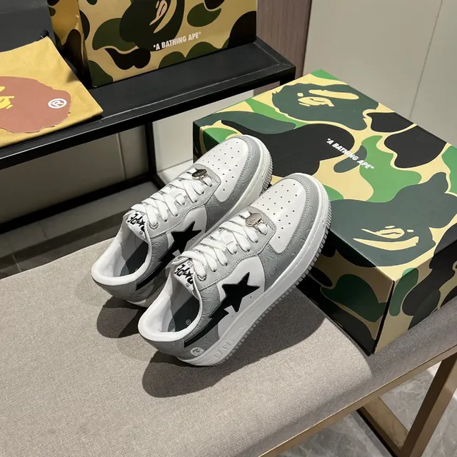 A Bathing Ape zapatillas lifestyle de bajo con punta perforada en blanco y gris 8