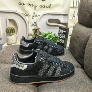 Adidas أحذية رياضية سوداء وبنية بتصميم جينز مطبق على السطح وشرائط فضية انعكاسية أسلوب حياة