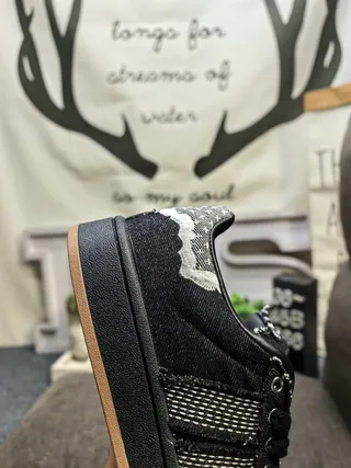 Adidas Zapatillas Lifestyle Negras y Marrones con Parte Superior Texturizada en Denim y Rayas Reflectantes Plateadas 3