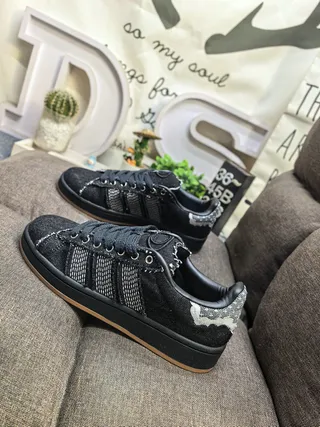 Adidas Zapatillas Lifestyle Negras y Marrones con Parte Superior Texturizada en Denim y Rayas Reflectantes Plateadas 7