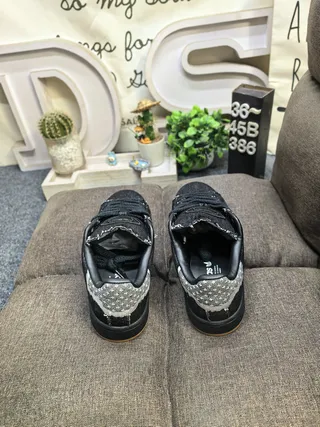 Adidas Zapatillas Lifestyle Negras y Marrones con Parte Superior Texturizada en Denim y Rayas Reflectantes Plateadas 8