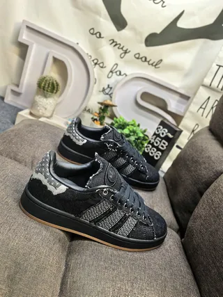Adidas Zapatillas Lifestyle Negras y Marrones con Parte Superior Texturizada en Denim y Rayas Reflectantes Plateadas 9
