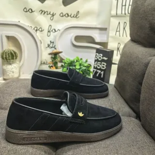 Adidas কালো বাদামী সুয়েড উপর কাপসোল নির্মাণ লোফার