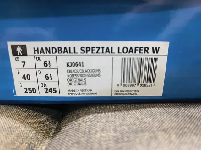 Adidas কালো বাদামী সুয়েড উপর কাপসোল নির্মাণ লোফার 2