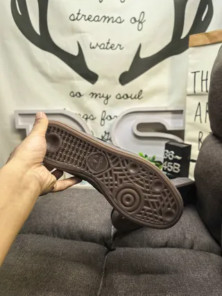 Adidas কালো বাদামী সুয়েড উপর কাপসোল নির্মাণ লোফার 4