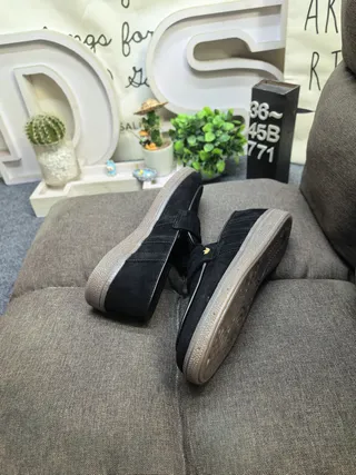 Adidas কালো বাদামী সুয়েড উপর কাপসোল নির্মাণ লোফার 6