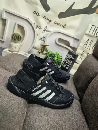 Adidas Sandalias Casuales Negro Gris con Dedo Abierto y Cordones 9