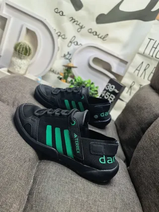 Adidas Sandalias Casuales Negro Gris con Dedo Abierto y Cordones 17