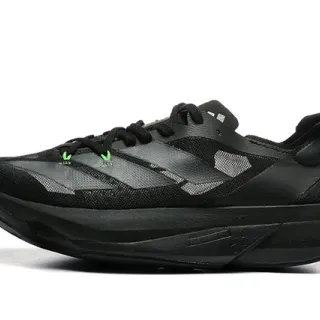 Adidas Tênis de corrida pretos e verdes com upper de malha engineered sola monolítica esculpida