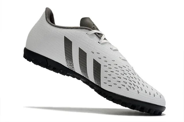 Adidas Sapatos de futebol turf com upper sintético texturizado preto e prata, gola baixo 2