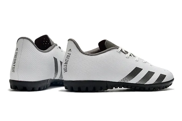 Adidas Sapatos de futebol turf com upper sintético texturizado preto e prata, gola baixo 5