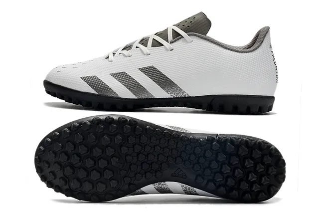 Adidas Sapatos de futebol turf com upper sintético texturizado preto e prata, gola baixo 7