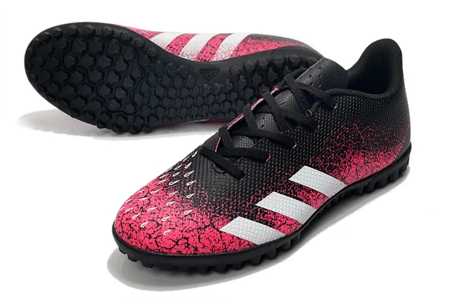 Adidas Sapatos de futebol turf com upper sintético texturizado preto e prata, gola baixo 24