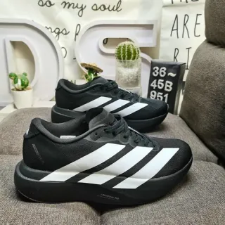 Adidas Chaussures de course noires et blanches à talons bas avec upper en maille ingénierisée