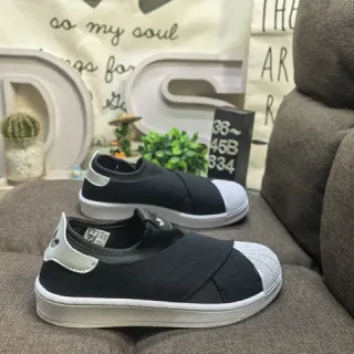 Adidas أسود أبيض سلايب أون حزام مرن نمط حياة أحذية رياضية
