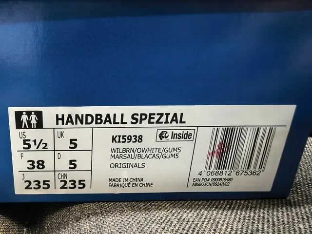 Adidas বাদামী সাদা সুয়েড উপর তিন স্ট্রাইপ লাইফস্টাইল স্নিকার 2