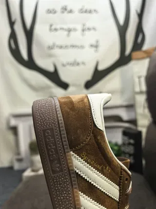 Adidas বাদামী সাদা সুয়েড উপর তিন স্ট্রাইপ লাইফস্টাইল স্নিকার 3