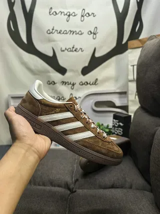 Adidas বাদামী সাদা সুয়েড উপর তিন স্ট্রাইপ লাইফস্টাইল স্নিকার 5