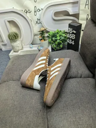 Adidas বাদামী সাদা সুয়েড উপর তিন স্ট্রাইপ লাইফস্টাইল স্নিকার 6