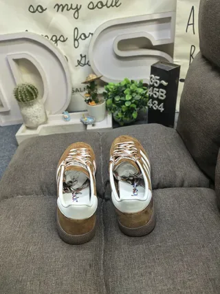 Adidas বাদামী সাদা সুয়েড উপর তিন স্ট্রাইপ লাইফস্টাইল স্নিকার 8
