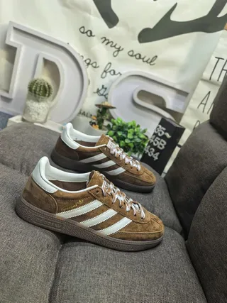 Adidas বাদামী সাদা সুয়েড উপর তিন স্ট্রাইপ লাইফস্টাইল স্নিকার 9