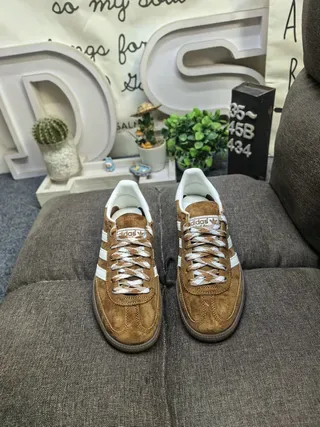 Adidas বাদামী সাদা সুয়েড উপর তিন স্ট্রাইপ লাইফস্টাইল স্নিকার 10