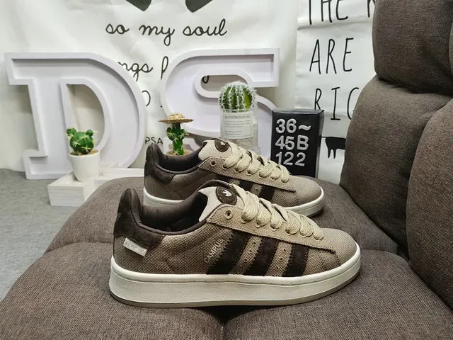 Adidas Campus 黑色和红色生活方式运动鞋 2
