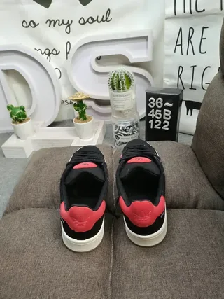 Adidas Campus 黑色和红色生活方式运动鞋 8