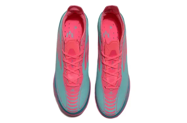 Adidas F50 Chaussures de football turf upper en maille légère bleu rose silhouette basse 2