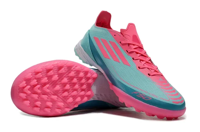 Adidas F50 Chaussures de football turf upper en maille légère bleu rose silhouette basse 3