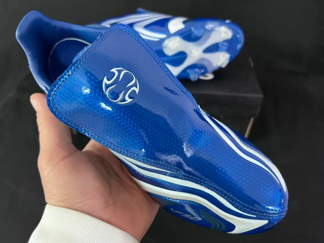 Adidas F50 Azul Branco Metálico Linha Ondulada Solo Firme Sapatos de Futebol 5