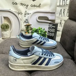Adidas Gazelle حذاء رياضي أزرق فاتح وأزرق بحري